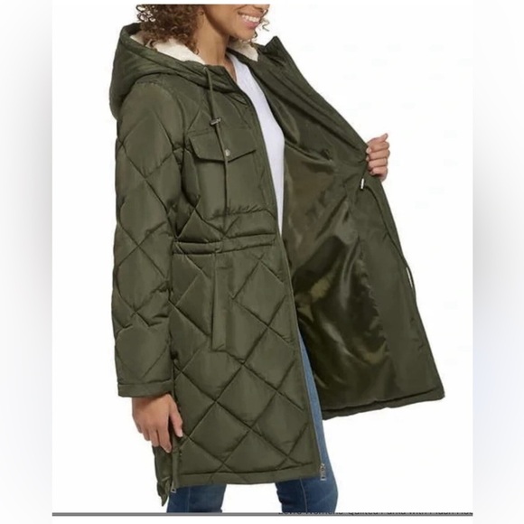 Levi's
Women's Hooded Anorak Puffer Coat - Picture 2 of 14